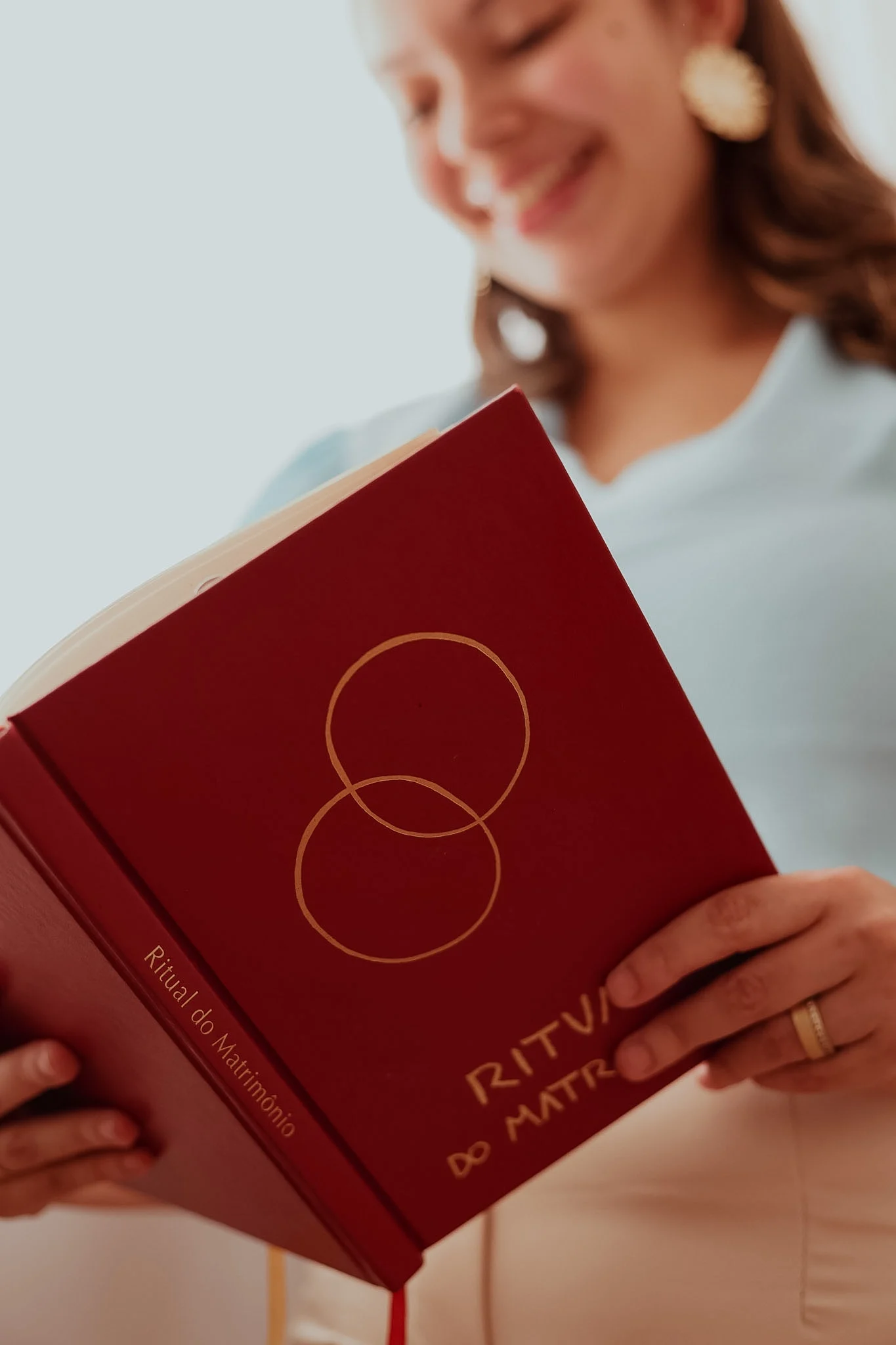 Detalhe do livro Ritual do Matrimônio nas mãos de Bruna Luna.